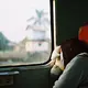 Ilustrasi seorang perempuan di kereta api. (Sumber foto: Unsplash.com)
