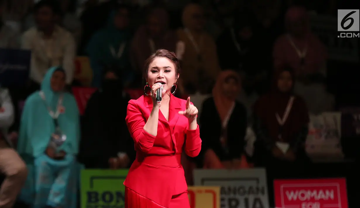 Penampilan Rossa selama acara Indonesia Young Entrepreneur Summit 2018 di Ciputra Artpreneur World, Jakarta, Minggu (28/10). Rossa membawakan lagu Tegar, Ku Menunggu, Jangan Hilangkan Dia, Ayat Ayat Cinta, Pudar dan Sakura. (Liputan6.com/Fery Pradolo)