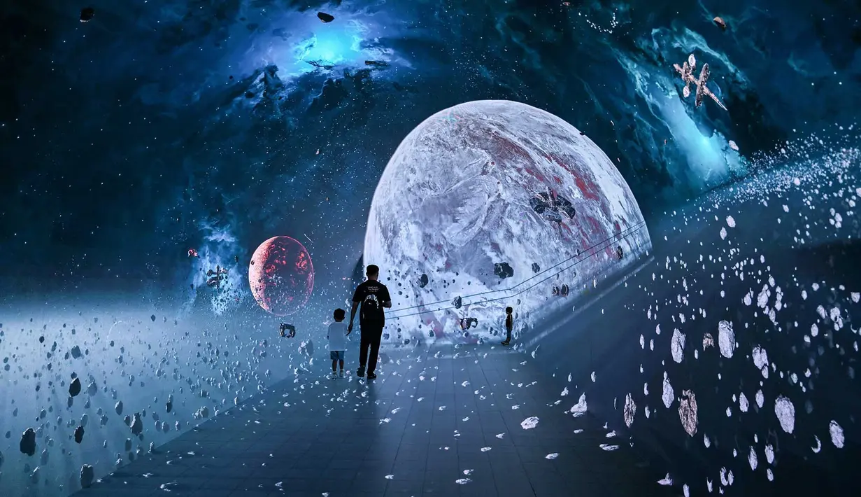 Pengunjung mendatangi ruang seni digital imersif Space and Time Cube Surabaya nan baru dibuka, di Surabaya, 23 Agustus 2026. (AFP/ Juni Kriswanto)