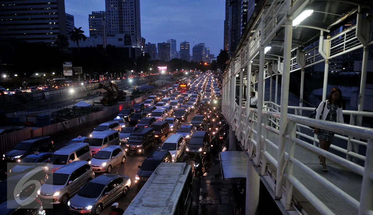 Kondisi arus lalu lintas pada sore hari di kawasan Sudirman saat uji coba penghapusan 3 in 1, Jakarta, Selasa (5/4). Di hari pertama uji coba, arus lalu lintas di jalur 3 in 1  bertambah macet. (Liputan6.com/Johan Tallo)