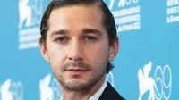 Shia LeBeouf LaBeouf harus digiring keluar dari gedung teater Broadway di New York dengan tangan terborgol.