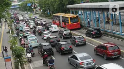 Kendaraan terjebak kemacetan saat melintas di Jalan Salemba Raya, Jakarta Pusat, Senin (4/5/2020). Meskipun sistem PSBB sedang diberlakukan, namun sejumlah jalan di Ibu kota tetap ramai dengan kendaraan akibat masih banyaknya warga yang beraktivitas di luar rumah. (Liputan6.com/Immanuel Antonius)