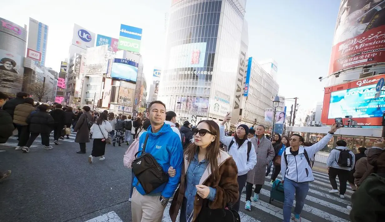 Nagita Slavina tampil stylish bak sosialita dengan kemeja denim dan fur jacket. Ia pun menjinjing tas hitam dengan celana jeans dan loafers. [@raffinagita1717]