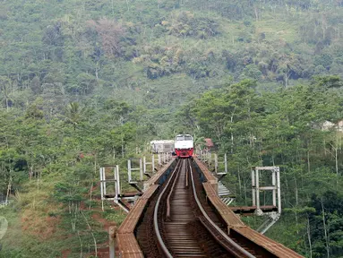 Kereta melintasi Jembatan Cikubang, Cipatat, Kabupaten Bandung Barat, 5 Juli 2016. Jembatan Cikubang sepanjang 300meter ini merupakan jembatan kereta terpanjang di Indonesia dan menghubungkan Bandung dengan Jakarta. (Liputan6.com/Immanuel Antonius)