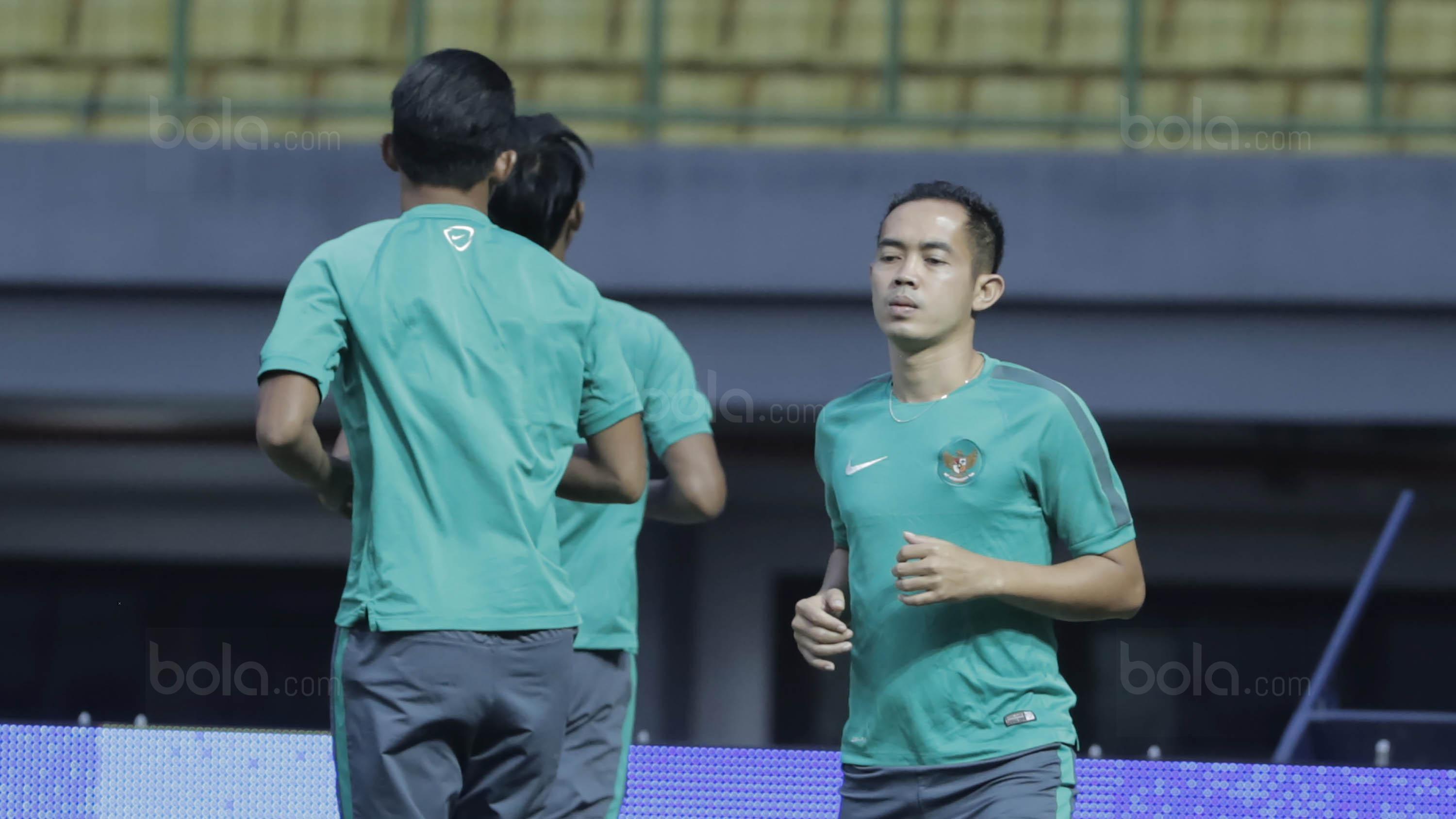 Gelandang Timnas Indonesia, Selamet Nur Cahyo, mengikuti latihan jelang laga melawan Fiji di Stadion Patriot, Bekasi, Jumat, (1/9/2017). Indonesia akan menjalani laga Persahabatan melawan Fiji. (Bola.com/M Iqbal Ichsan)