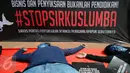 Aktivis JAAN melakukan aksi teatrikal menolak eksploitasi hewan lumba-lumba di Jakarta, Senin (31/10). Mereka menilai pentas satwa lumba-lumba tidak menyampaikan pesan edukasi dan tidak menghargai . (Liputan6.com/Helmi Fithriansyah)