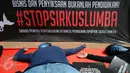 Aktivis JAAN melakukan aksi teatrikal menolak eksploitasi hewan lumba-lumba di Jakarta, Senin (31/10). Mereka menilai pentas satwa lumba-lumba tidak menyampaikan pesan edukasi dan tidak menghargai . (Liputan6.com/Helmi Fithriansyah)