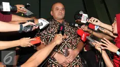 Kepala Dinas Tata Air Pemerintah Provinsi DKI Jakarta Teguh Hendrawan saat ditanya awak media usai menjalani pemeriksaan sebagai saksi untuk tersangka Mohamad Sanusi di Gedung KPK, Jakarta, Rabu (13/7). (Liputan6.com/Johan Tallo)