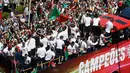 Suasana penyambutan Cristiano Ronaldo dan tim kesebelasan di kawasan Pombal Square, Portugal, Senin (11/7). Ronaldo dkk disambut bak pahlawan oleh pendukung mereka di kota Lisbon. (REUTERS / Rafael Marchante)