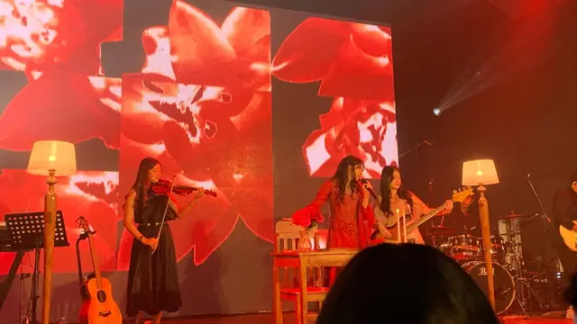 Raissa Anggiani bersama sang adik di atas panggung, M Bloc Live House, Sabtu (17/1/2026) (dok. Zikrah Nur Amalah/Liputan6.com)