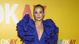 Zoey Deutch berpose di karpet merah saat pemutaran perdana "Not Okay" di Angelika Film Center di New York (28/7/2022). Gaun yang digunakan Aktris cntik asal Amerika Serikat ini menampilkan lengan ruffle tebal dan garis leher yang menjuntai. (AP Photo/Andy Kropa)