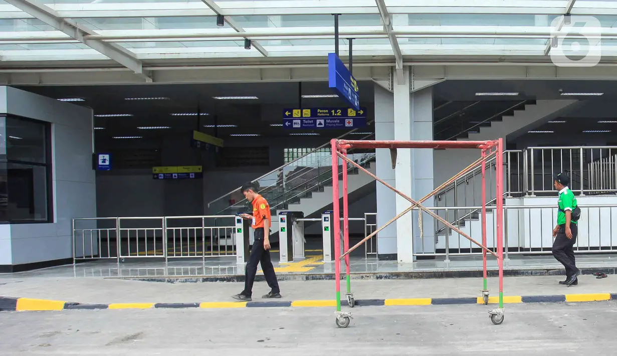 Suasana area depan Stasiun Matraman, Jakarta, Senin (13/6/2022). Nantinya pengoperasian stasiun Matraman ini diharapkan dapat menjadi salah satu pilihan alternatif bagi pengguna KRL naik dan turun selain di Stasiun Manggarai dan Stasiun Jatinegara. (Liputan6.com/Herman Zakharia)