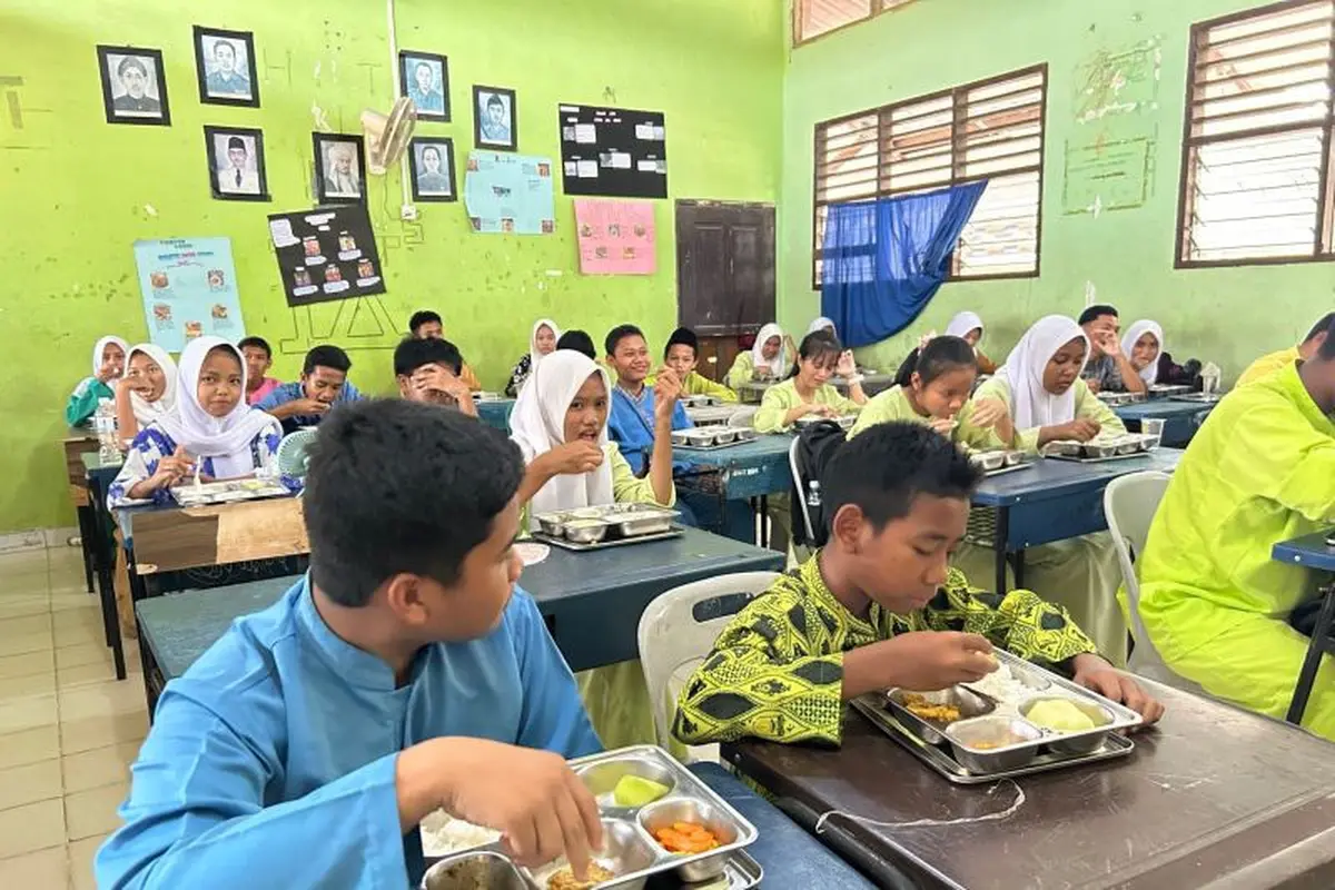 Program Makan Bergizi Gratis di SMP Negeri 8 Batam disukai siswa, tapi porsinya dinilai kurang. Semur ayam, tempe mendoan, dan buah segar jadi menu favorit. (ANTARA/Laily Rahmawaty)