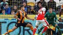 Pemain Hull City, Jake Livermore (kiri), menyentuh bola tendangan pemain Arsenal, Laurent Koscielny, pada laga lanjutan Premier League, di KCOM Stadium, Sabtu (17/9/20106). (Reuters/Russell Cheyne)