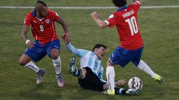 Lionel Messi pun tidak banyak bergerak bebas. (AP Photo/Silvia Izquierdo)