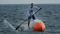 Nicolas Jarossay saat berlatih dengan papan selancar dayung atau Stand Up Paddel (SUP) di perairan lepas Martigues, Perancis, Selasa (15/3). Jarossay berencana akan melakukan aksi nekat dengan menyeberangi Samudera Atlantik. (AFP/BORIS HORVAT)