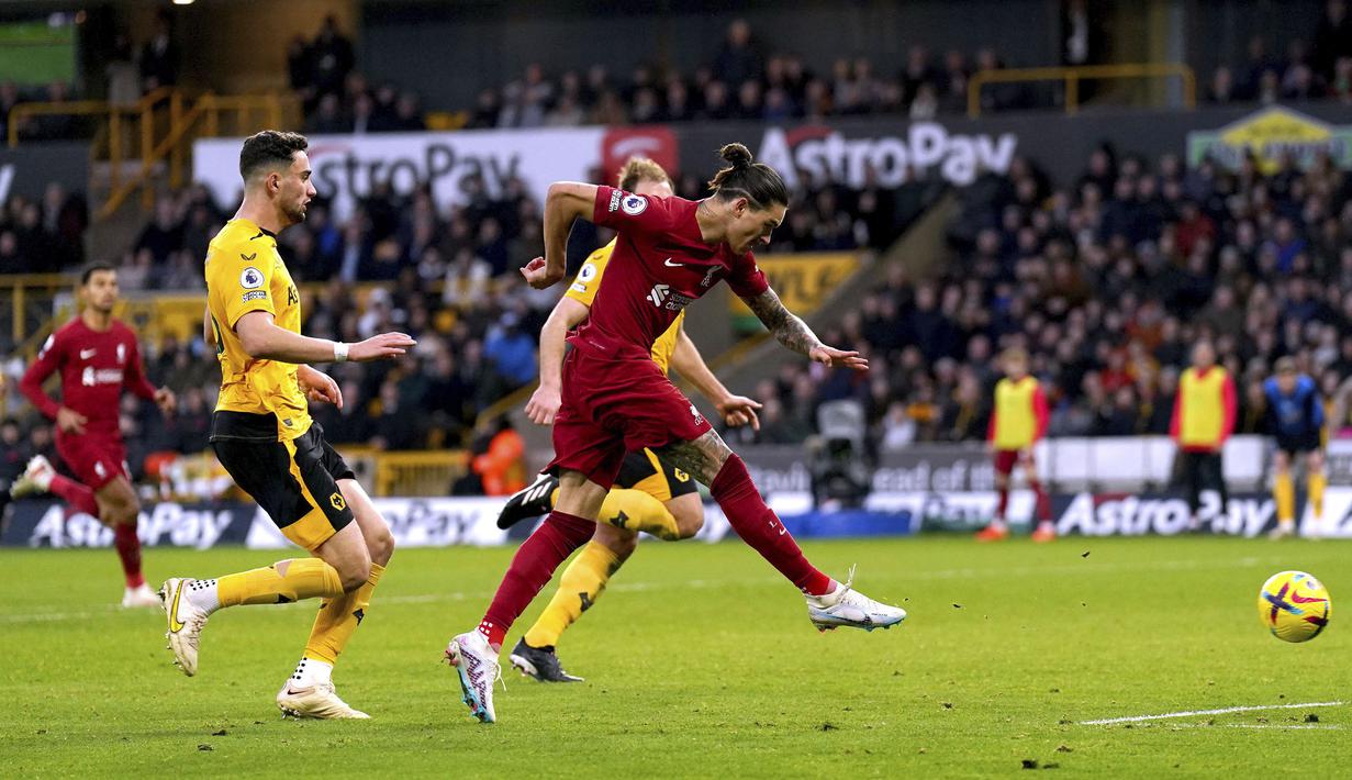 Pemain Liverpool, Darwin Nunez berusaha mencetak gol ke gawang Wolverhampton pada laga pekan ke-22 Liga Inggris 2022/2023 di Molineux Stadium, Sabtu (04/02/2023). Liverpool kalah dengan skor 0-3 dari Wolves. (AP via PA/Tim Goode)