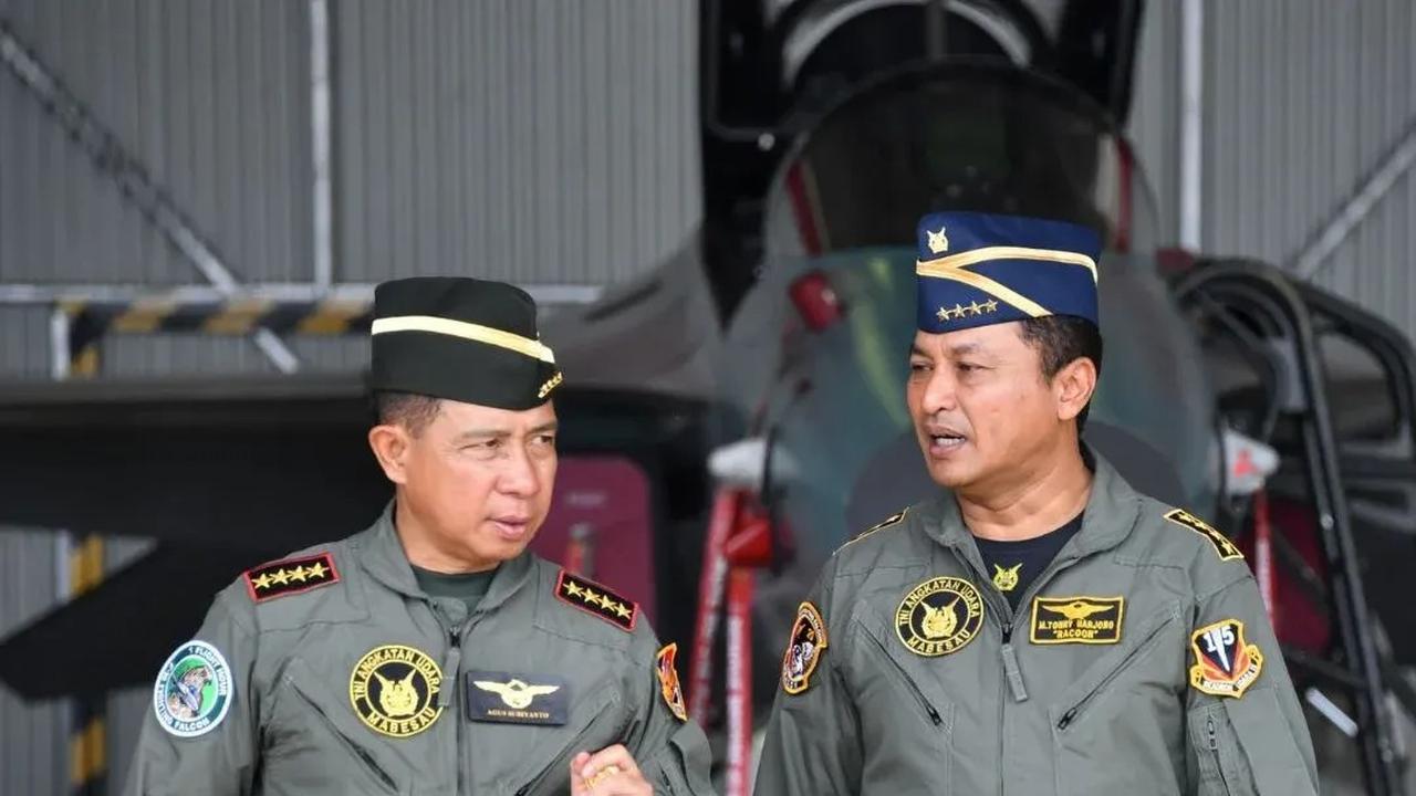 Terima Wing Kehormatan dari AU, Potret Gagah Panglima TNI Pose di Pesawat Tempur jadi Sorotan