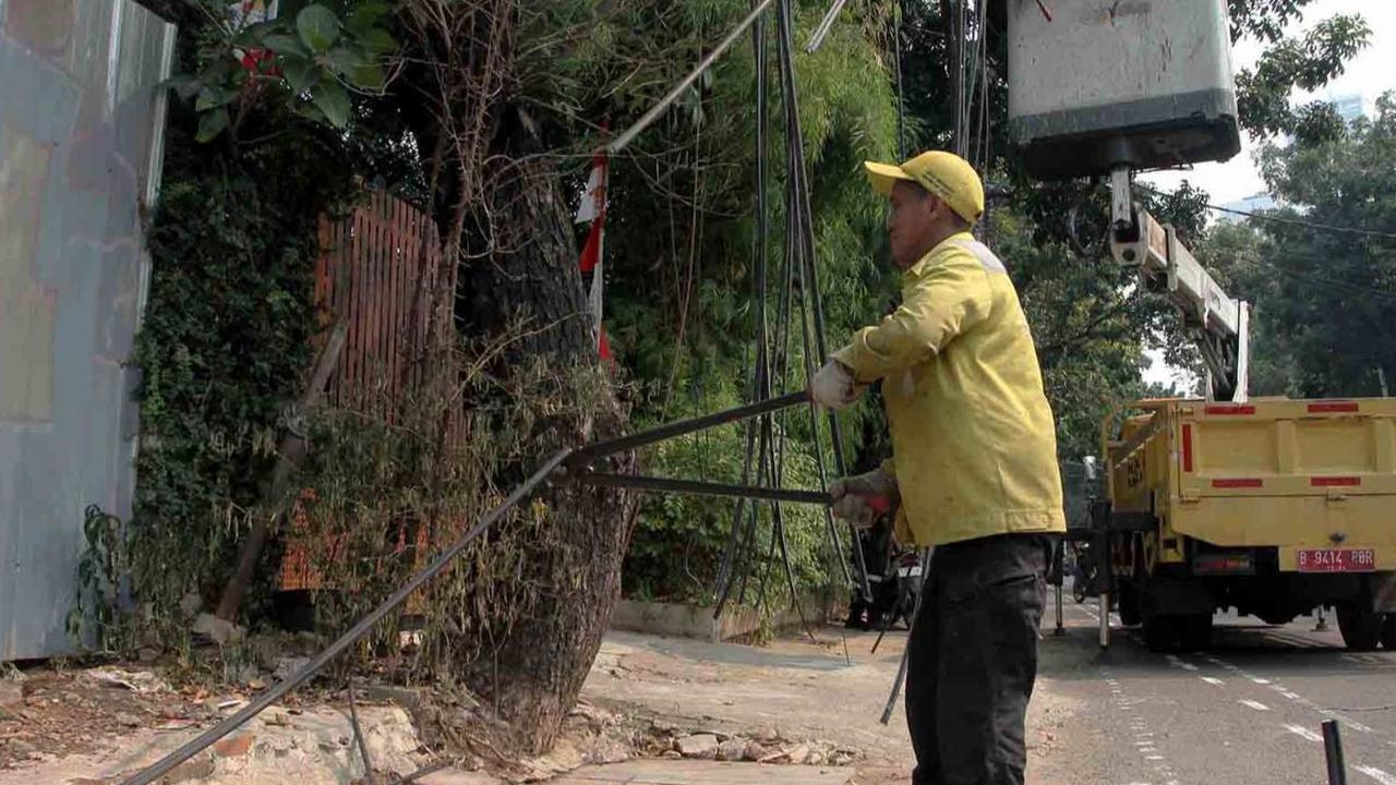 Kabel-kabel semrawut di Jakarta akhirnya mulai ditertibkan. Hal itu terlihat di Jalan Yusuf Adiwinata, Menteng, Jakarta Pusat, pada Jumat (11/8/2023). 

Petugas Dinas Bina Marga DKI tampak menggunting kabel-kabel semrawut yang menjuntai.