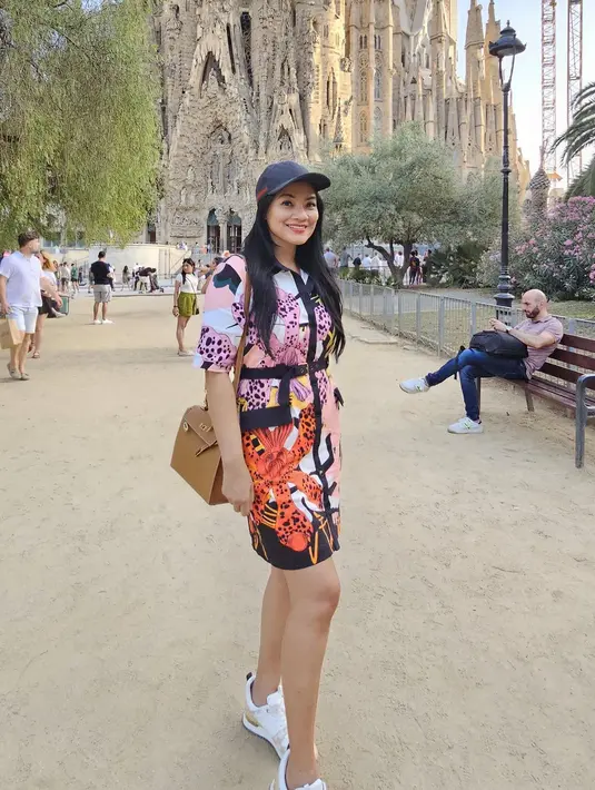 Liburan Titi Kamal di Barcelona memberikan inspirasi bagi para penggemarnya untuk menjelajahi kota indah ini. Melalui unggahan-unggahannya, Titi menunjukkan bahwa Barcelona adalah destinasi yang sempurna untuk menikmati keindahan arsitektur, kekayaan sejarah, dan kelezatan kuliner. Diketahui sebelumnya, Titi sempat mengunjungi Pulau Ibiza bersama keluarga kecilnya. (Liputan6.com/IG/@titi_kamall)