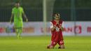 Gelandang Persija Jakarta, Riko Simanjuntak, berdoa usai laga melawan Barito Putera pada laga perempat final Piala Menpora 2021 di Stadion Kanjuruhan, Malang, Sabtu (10/4/2021). Persija Jakarta menang dengan skor 1-0. (Bola.com/Arief Bagus)
