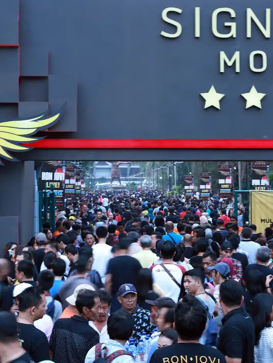 Terik matahari Jakarta tidak menyurutkan antusias masyarakat yang ingin menonton menyaksikan kedigdayaan aksi Bon Jovi malam nanti. (Deki Prayoga/Bintang.com)