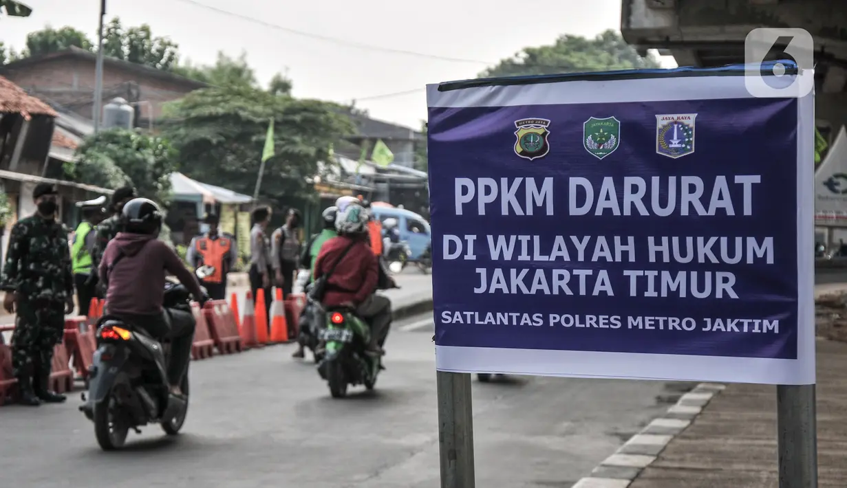 Pemberitahuan PPKM Darurat terpasang saat penyekatan di kawasan Lampiri, Kalimalang, Jakarta, Senin (5/7/2021). Penyekatan ini akan berlangsung selama 24 jam saat masa PPKM Darurat. (merdeka.com/Iqbal S. Nugroho)