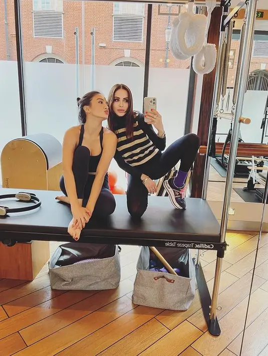 Meski sedang liburan, Raline Shah tidak meninggalkan rutinitas olahraga. Ia pun mengenakan sport bra hitam bergaya halterneck yang dipadukan dengan legging agar nyaman saat olahraga. (instagram/ralineshah)