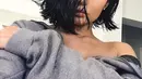 Kylie Jenner pun tetap seksi dan memukai dengan rambut pendek hitamnya. (instagram/kyliejenner)