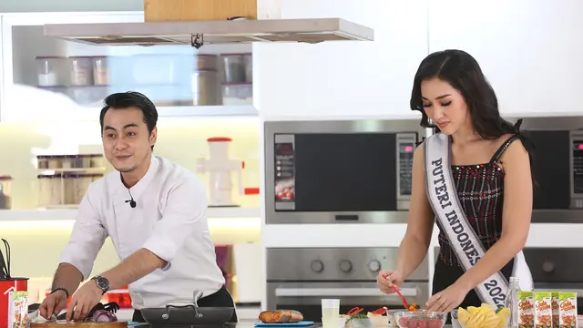 Miss Universe 2021, Harnaaz Sandhu, dan Puteri Indonesia 2022, Laksmi Shari De Neefe Suardana membagikan inspirasi resep masakan sehat ala Mustika Ratu bersama Tupperware.