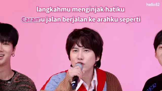 Super Junior menyanyikan lagu versi bahasa Indonesia. (Tangkapan layar YouTube/ Tokopedia)