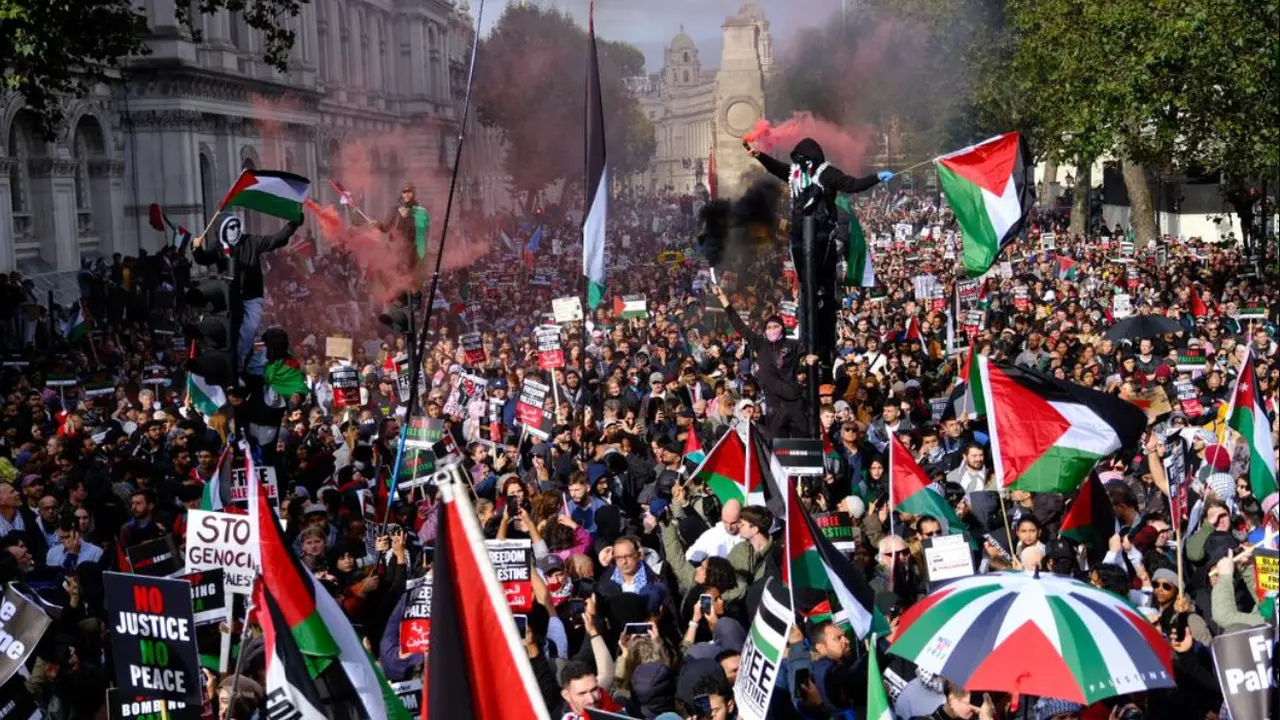 Foto aksi simpati pro-Palestina di London, Sabtu (21/10/2023).