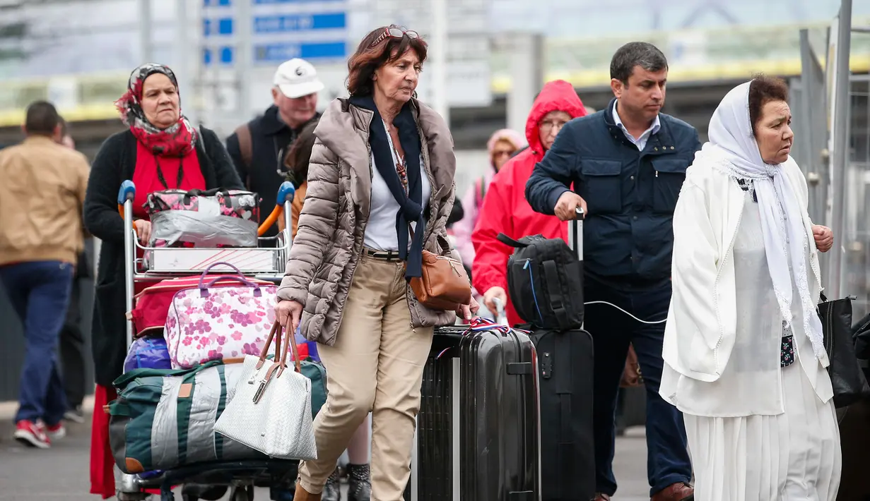 Orang-orang yang berada di Bandara Orly di Paris, Prancis, dievakuasi menyusul sebuah insiden penembakan yang terjadi pada Sabtu, (18/3). (AP Photo)