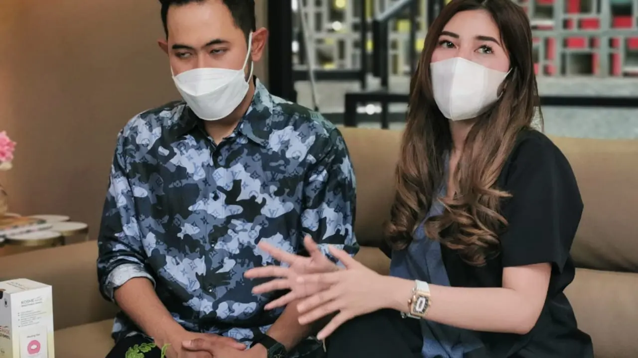 Gilang Widya Pramana dan istrinya Shandy Purnamasari