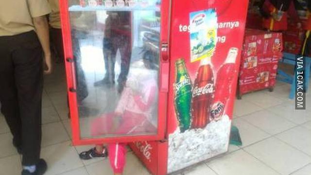 Efek Cuaca Panas, 6 Tingkah Bocah 'Ngadem' di Kulkas Ini Kocak