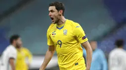 Pemain Ukraina, Roman Jaremtschuk, melakukan selebrasi usai mencetak gol ke gawang Jerman pada laga UEFA Nations League di Red Bull Arena, Minggu (15/11/2020). Jerman menang dengan skor 3-1. (AP/Michael Sohn)