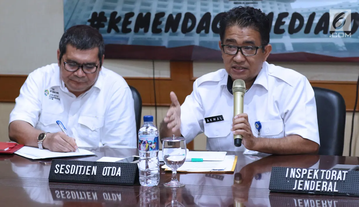 Sesditjen Otda Kemendagri, Akmal Malik (kanan) memberi keterangan terkait masalah penghentian pelayanan publik di 12 kecamatan dan 56 kelurahan di Kota Bekasi, Jawa Barat pada Jumat (27/7) lalu di Jakarta, Rabu (1/8). (Liputan6.com/Helmi Fithriansyah)