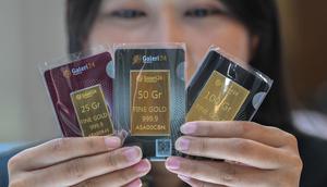 Ketidakpastian ekonomi dan geopolitik menjadi faktor utama pendorong minat masyarakat terhadap emas sebagai aset yang aman. (BAY ISMOYO/AFP)