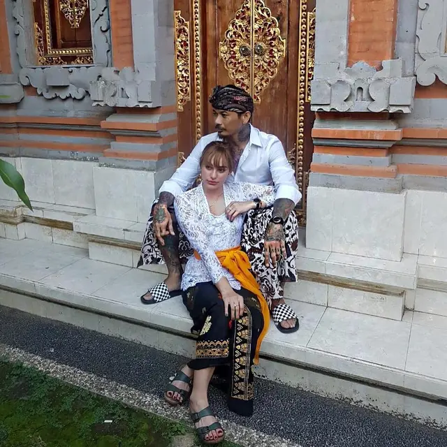 Potret Cantik Nora Alexandra Kekasih Jerinx SID dalam Busana Adat