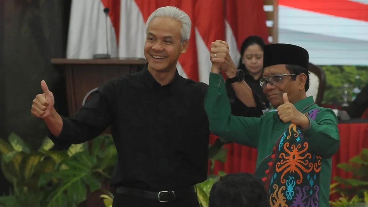 "Penuh pengalaman dan pengetahuan di legislatif, eksekutif dan yudikatif. Lalu Pak Mahfud dikenal rakyat sebagai pendekar hukum dan pembela wong cilik," <br>