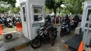 Pengendara motor mengantre megambil karcis parkir di Kawasan Irti Monas, Jakarta, Kamis (3/1). Pemerintah Provinsi DKI Jakarta berencana menaikkan tarif layanan parkir per Januari 2019. (Merdeka.com/Imam Buhori)