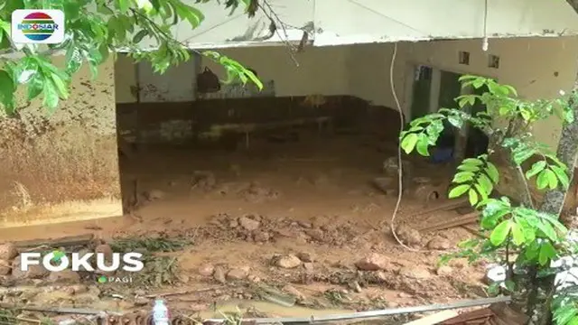 Banjir bandang di Tasikmalaya renggut 5 korban jiwa, 1 orang masih dicari. Bahkan 2 bocah nyaris kehilangan nyawa lantaran tertimbun lumpur.