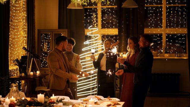 Ilustrasi malam Natal bersama keluarga, teman