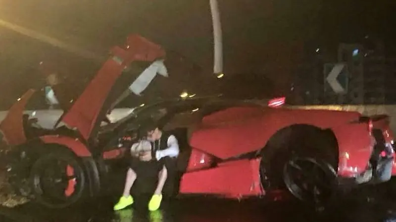 Kecelakaan Ferrari, Pengemudinya Cuma Bisa Bengong