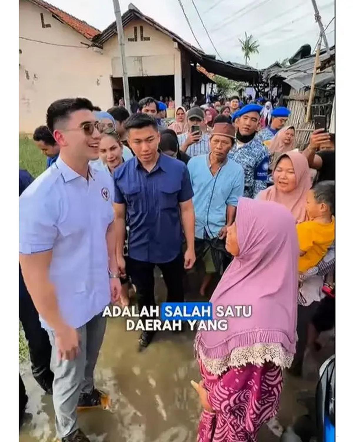 6 Potret Verrell Bramasta Ngabuburit Tinjau Banjir Bekasi, Bantu Warga Terdampak