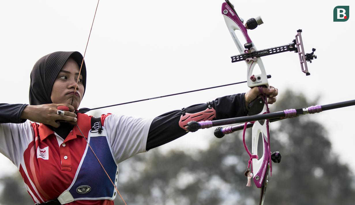 Pepanah Indonesia, Diananda Choirunisa, saat pemusatan latihan jelang Asian Games XVIII di Lapangan Panahan Senayan, Jakarta, Rabu (6/6/2018). Cabang panahan menargetkan satu medali emas pada Asian Games. (Bola.com/Vitalis Yogi Trisna)
