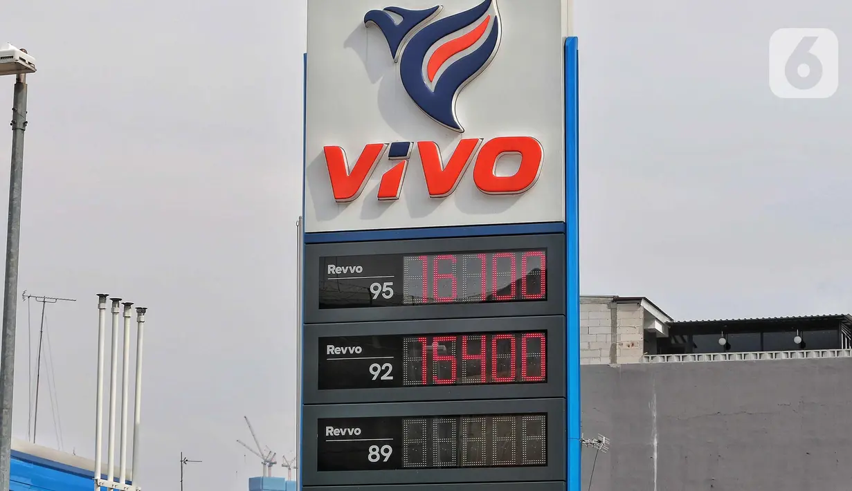 Papan penunjuk harga bahan bakar di SPBU Vivo di kawasan Jakarta, Minggu (4/9/2022). Dirjen Migas Kementerian Energi dan Sumber Daya Mineral (ESDM) mengatakan pihak Vivo akan segera menyesuaikan harga BBM murah di Indonesia. Sebelumya Vivo menjual  bahan bakar jenis Ron-89 dengan harga dibawah pertalite namun itu hanya untuk menghabiskan stok bahan bakar tersebut. (Liputan6.com/Angga Yuniar)