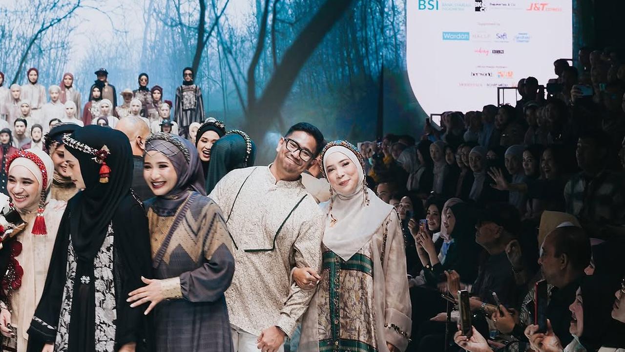 Momen Kocak Fitrop Malah Ngereog di Catwalk Usai Tangan Dicium Suami