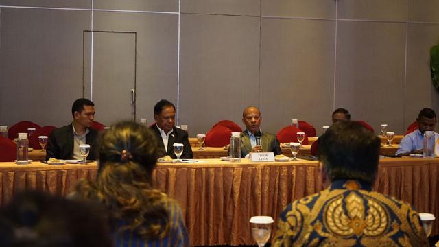 Pembahasan SOP dan persiapan uji coba operasional bus Antar Lintas Batas Negara yang akan dioperasikan oleh DAMRI dengan rute Kupang-Dili di Hotel Sotis Kupang. (Dok Kemenhub)