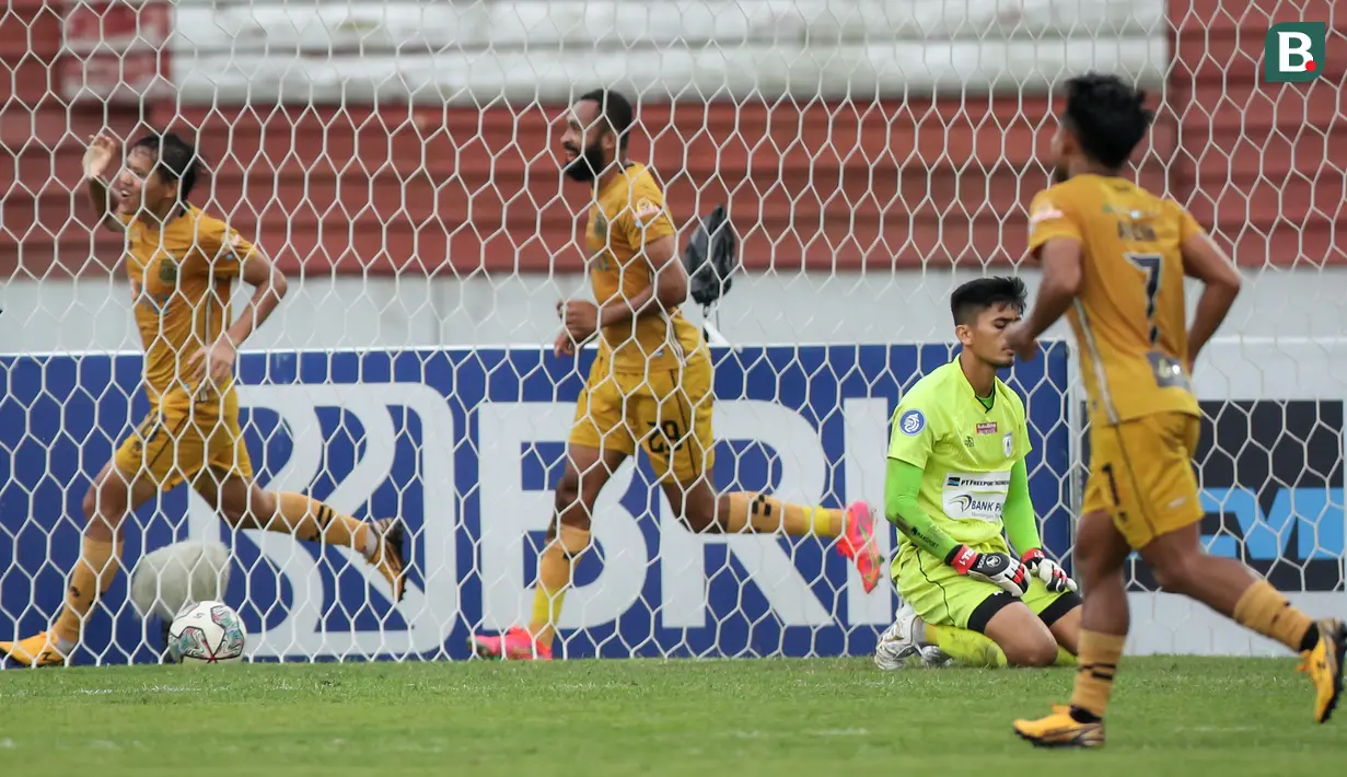 Sejumlah pemain Bhayangkara FC merayakan gol kedua ke gawang Persipura Jayapura yang dicetak Adam Alis Setyano (kiri) dalam laga pekan ke-15 BRI Liga 1 2021/2022 di Stadion Moch. Soebroto, Magelang, Kamis (02/12/2021). (Bola.com/Bagaskara Lazuardi)
